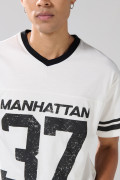 Camiseta cuello V college crema con corte delantero