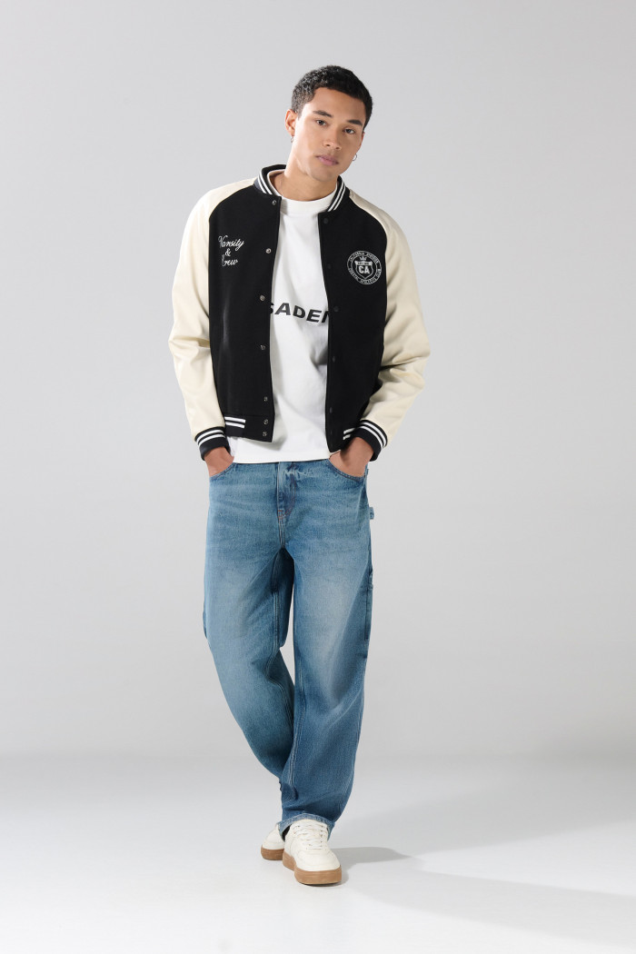 Chaqueta college negra bomber con mangas en contraste