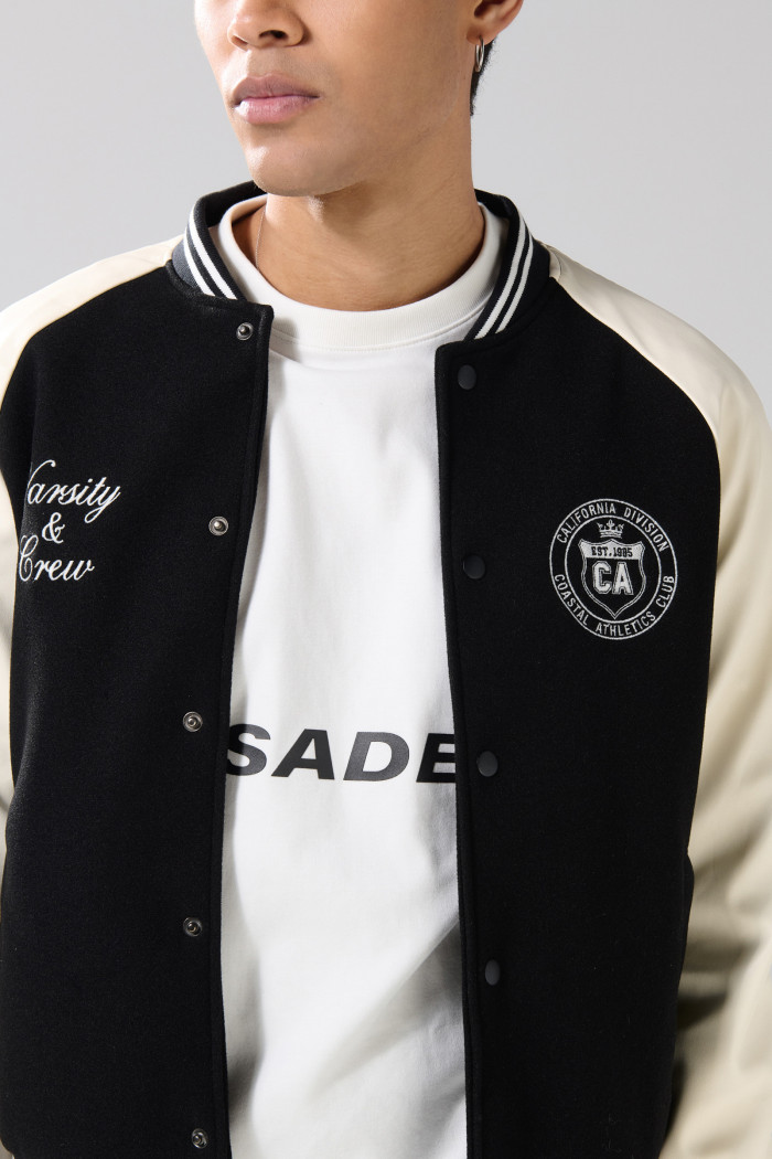 Chaqueta college negra bomber con mangas en contraste