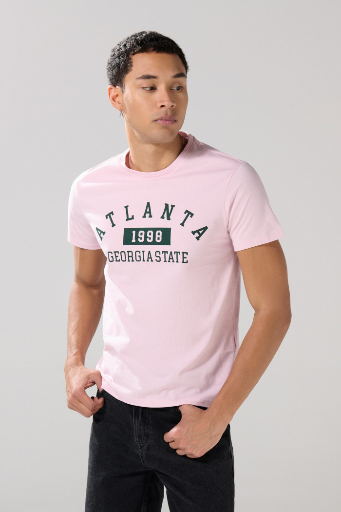 Camiseta manga corta rosada clara con texto college