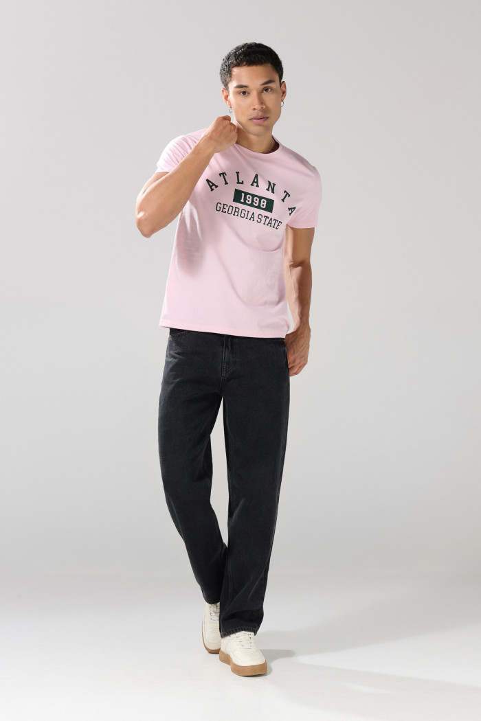 Camiseta manga corta rosada clara con texto college