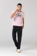 Camiseta manga corta rosada clara con texto college