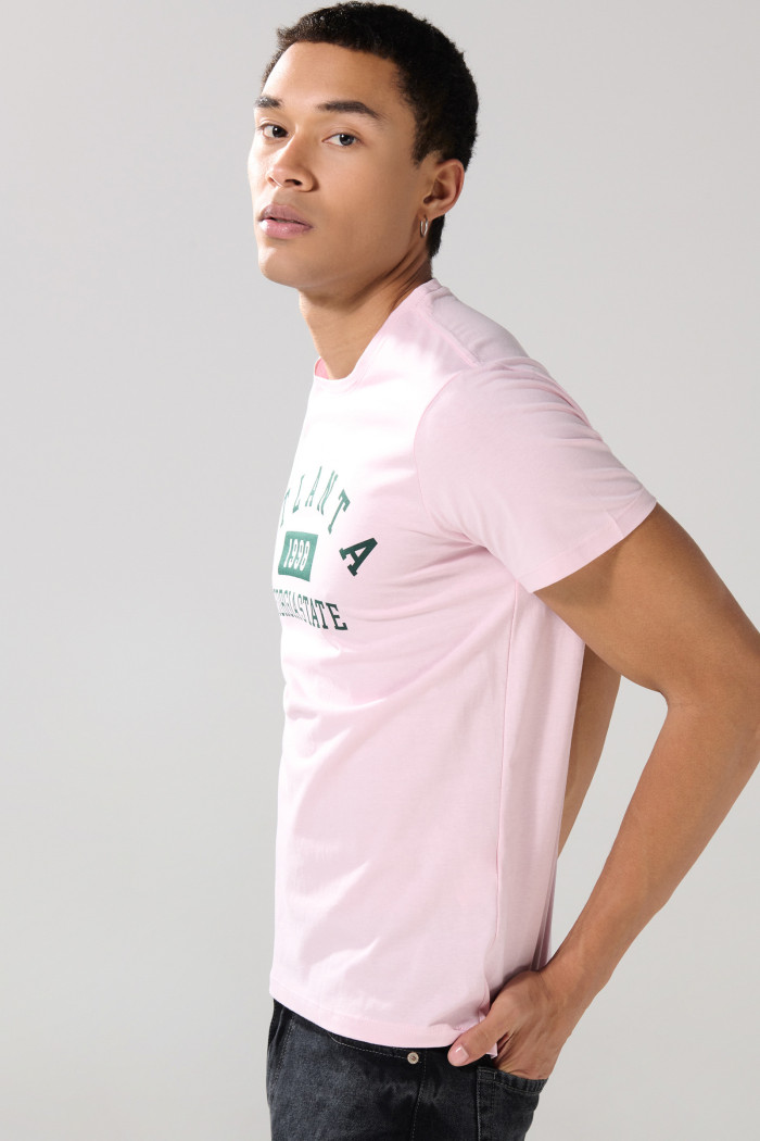 Camiseta manga corta rosada clara con texto college
