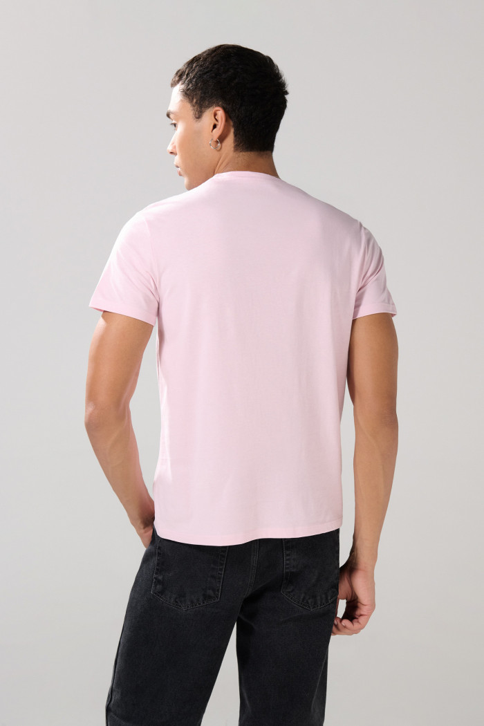 Camiseta manga corta rosada clara con texto college