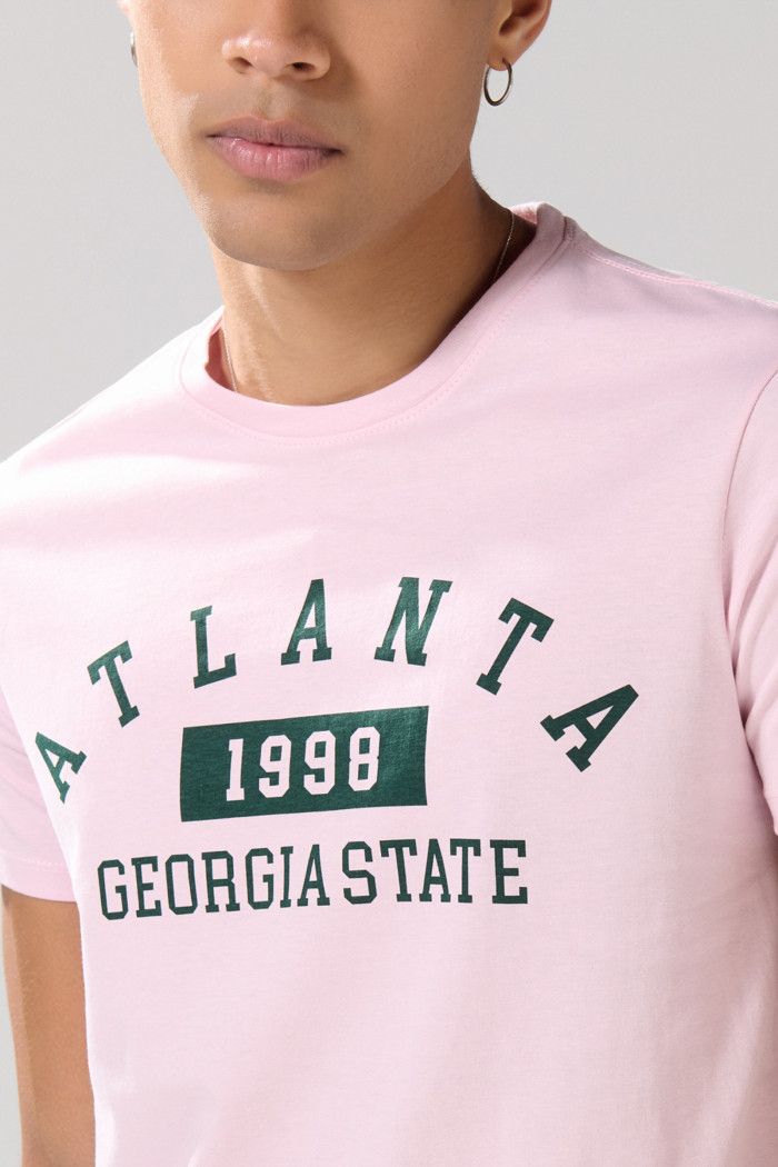 Camiseta manga corta rosada clara con texto college