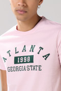 Camiseta manga corta rosada clara con texto college