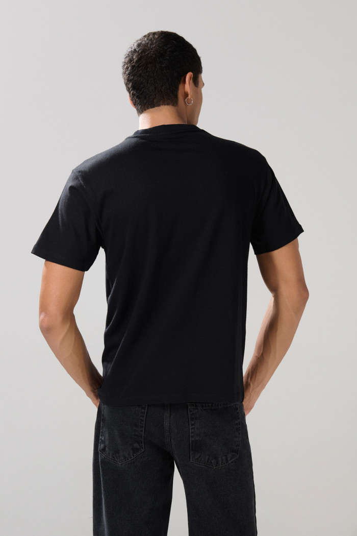 Camiseta en algodón manga corta negra con arte college