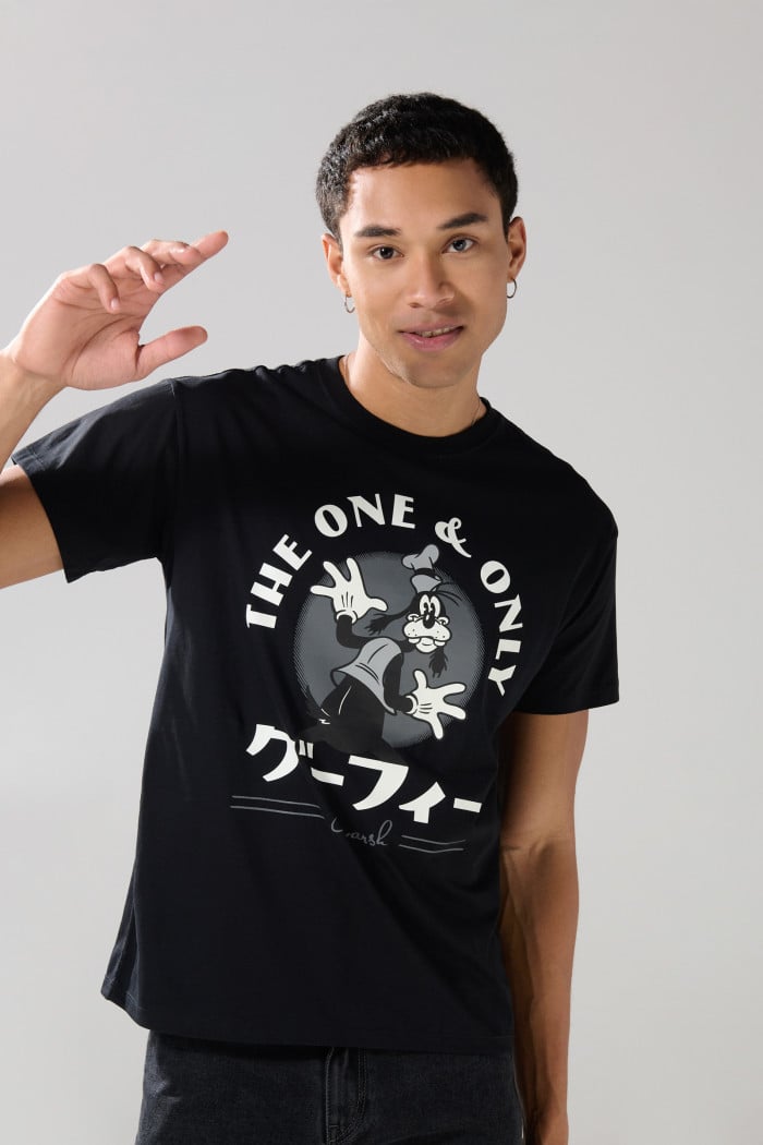 Camiseta negra manga corta con diseño de Goofy