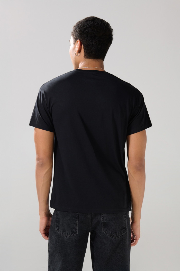 Camiseta negra manga corta con diseño de Goofy