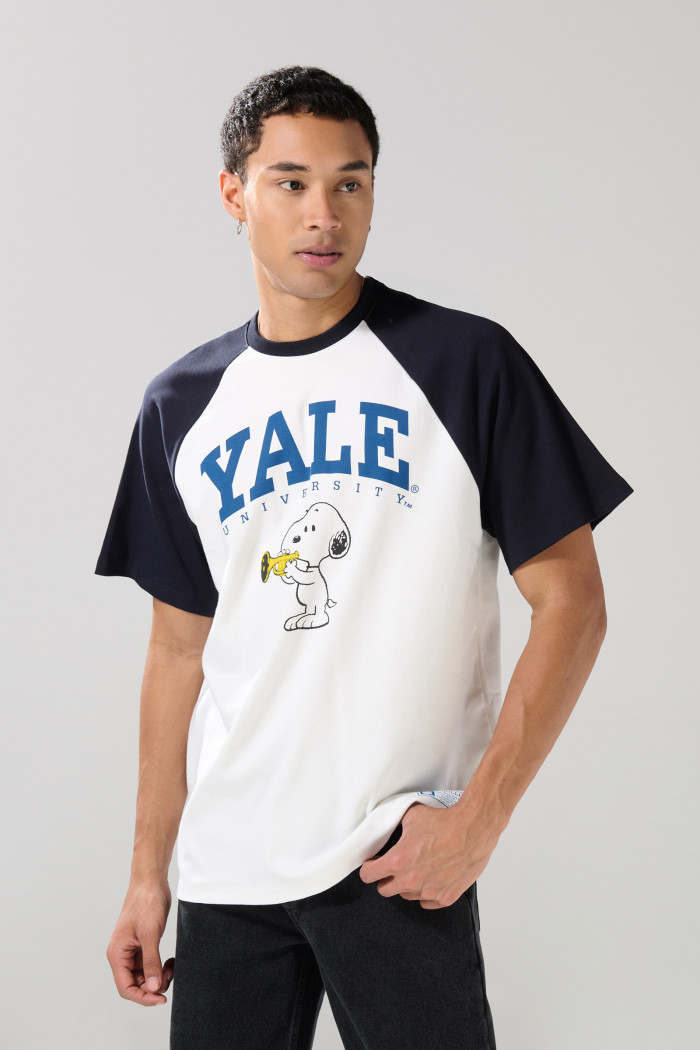 Camiseta de Snoopy & Yale crema con manga ranglan