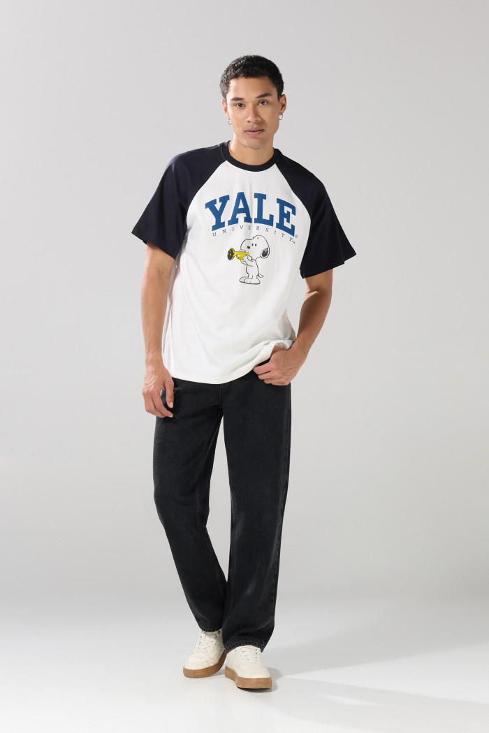 Camiseta de Snoopy & Yale crema con manga ranglan