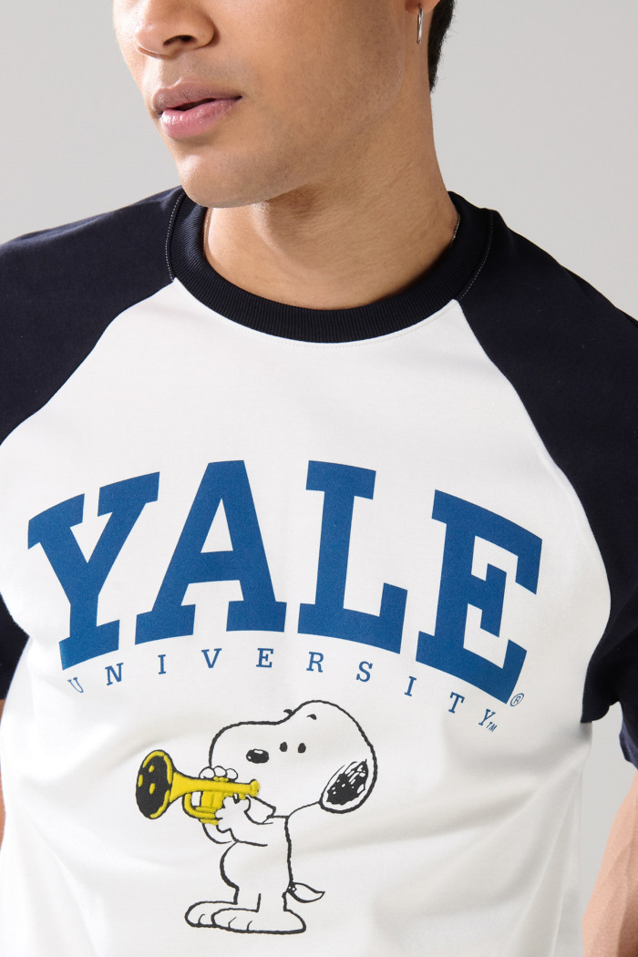 Camiseta de Snoopy & Yale crema con manga ranglan