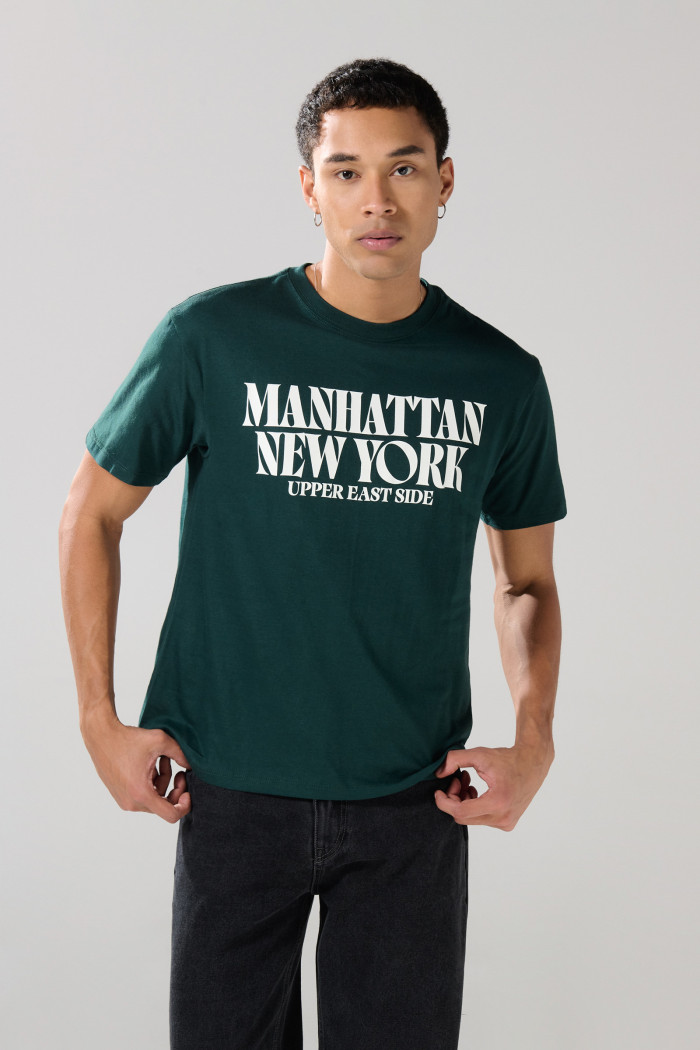 Camiseta verde oscura con cuello redondo y texto college