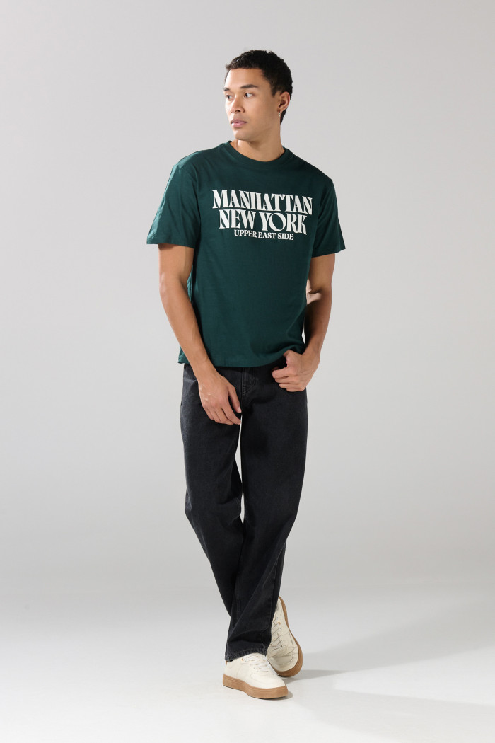 Camiseta verde oscura con cuello redondo y texto college
