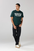 Camiseta verde oscura con cuello redondo y texto college