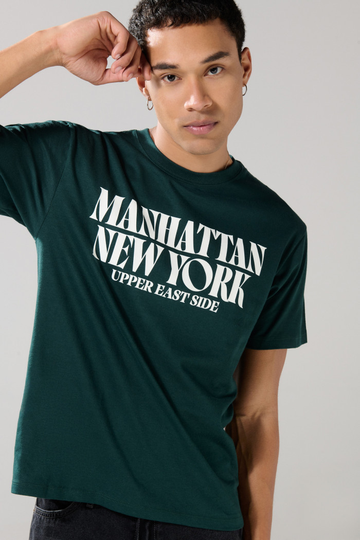 Camiseta verde oscura con cuello redondo y texto college
