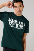Camiseta verde oscura con cuello redondo y texto college