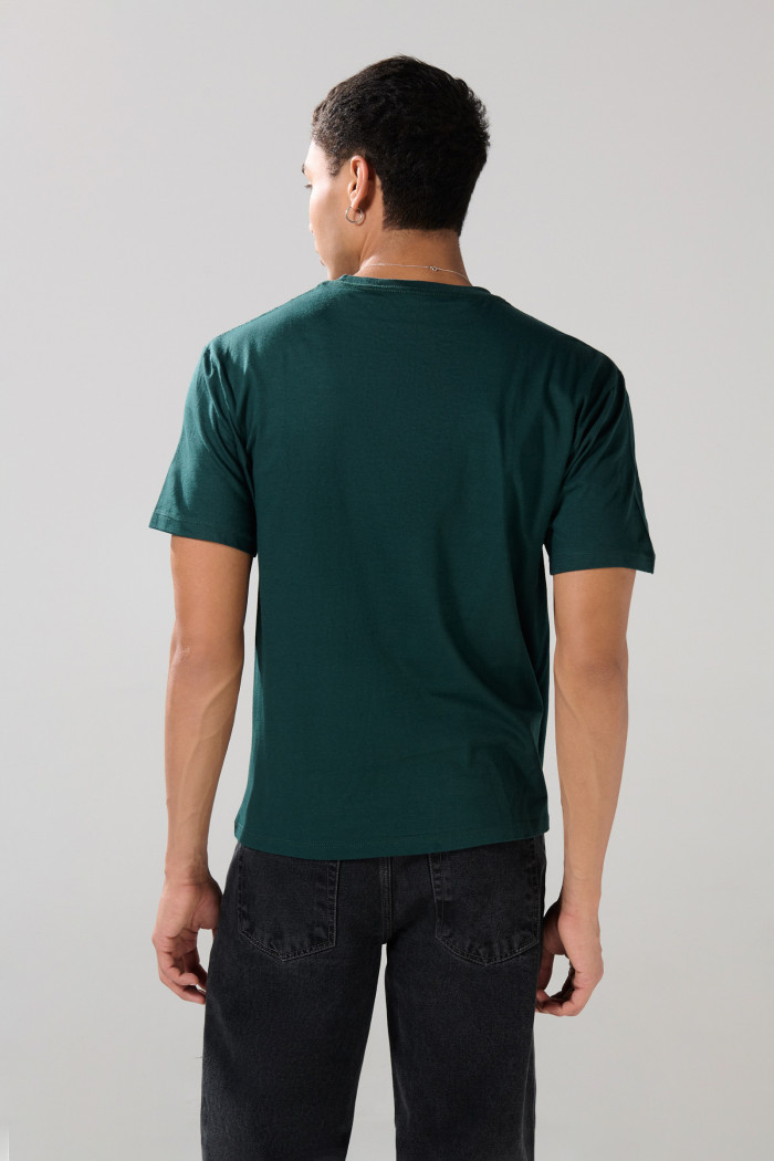 Camiseta verde oscura con cuello redondo y texto college