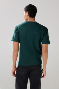 Camiseta verde oscura con cuello redondo y texto college