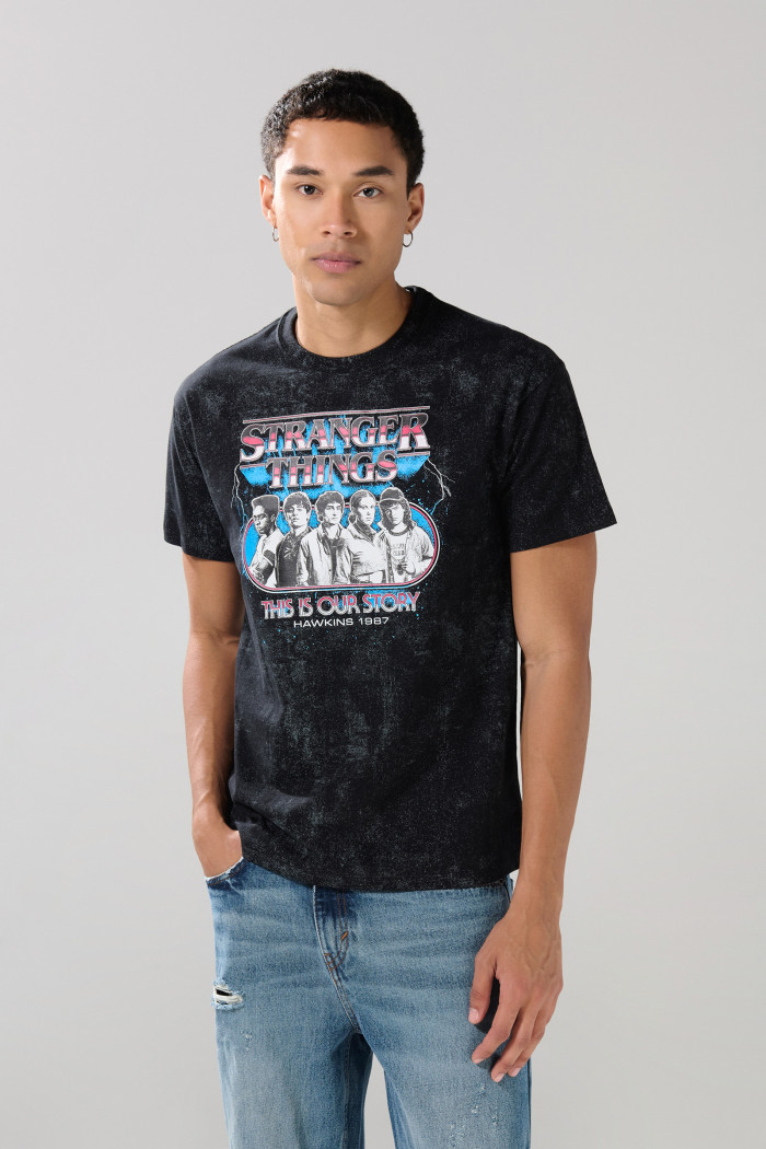 Camiseta negra manga corta con arte de Stranger Things