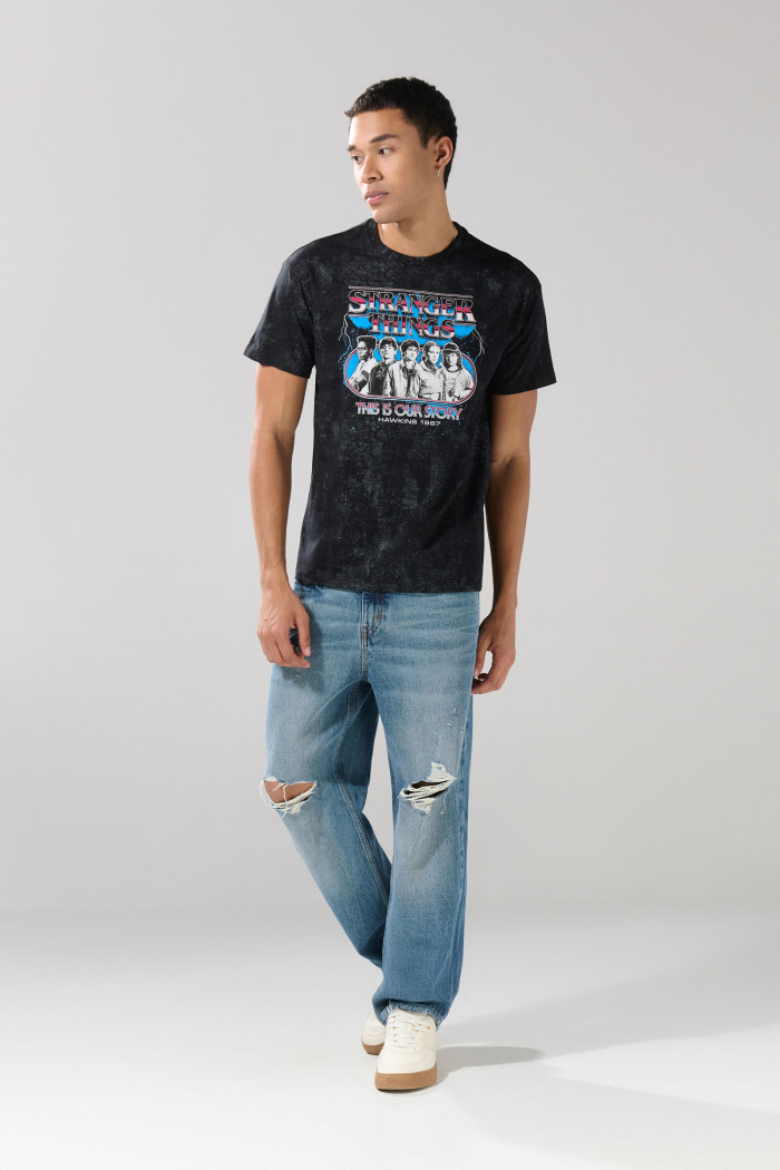 Camiseta negra manga corta con arte de Stranger Things