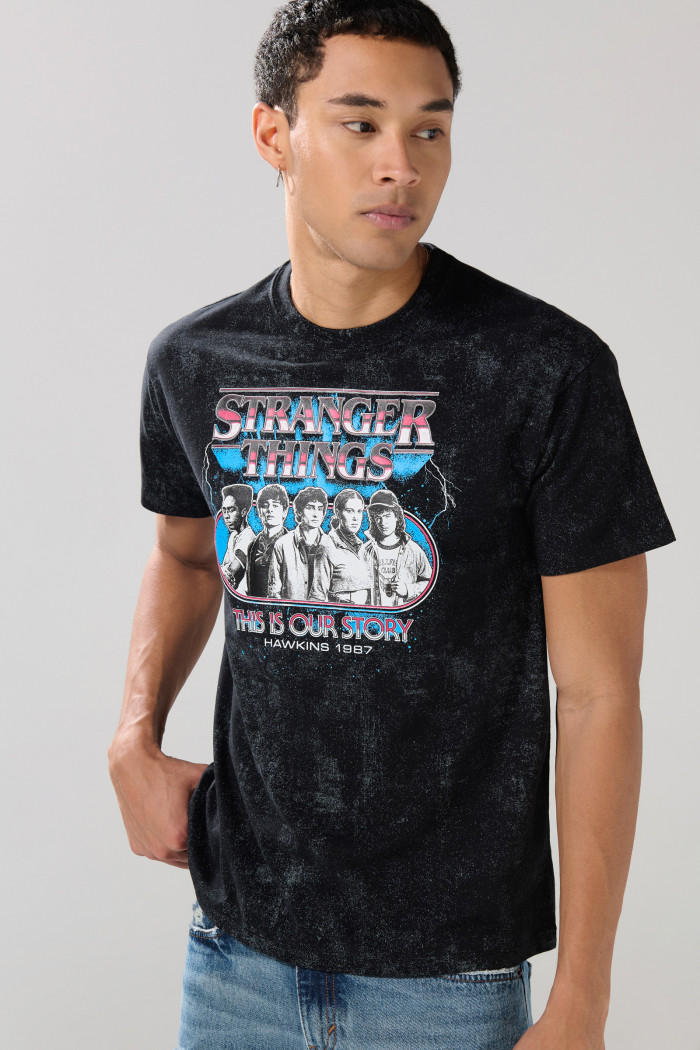 Camiseta negra manga corta con arte de Stranger Things