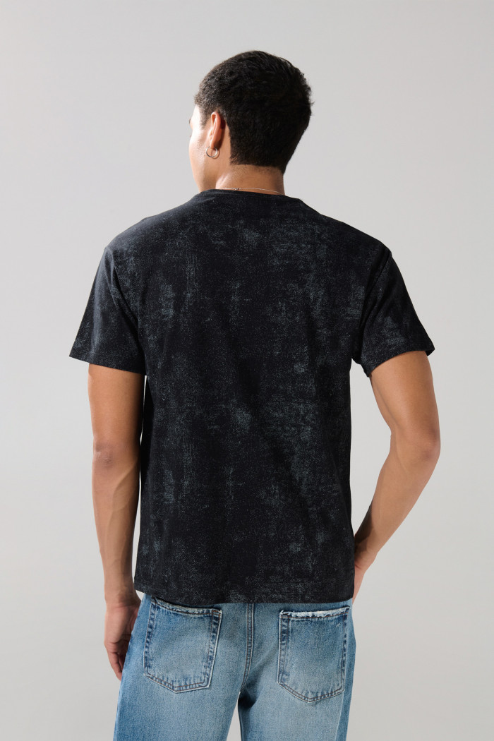 Camiseta negra manga corta con arte de Stranger Things