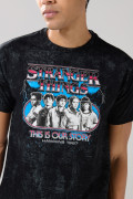 Camiseta negra manga corta con arte de Stranger Things