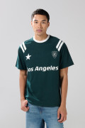 Camiseta verde oscura con manga ranglan y arte college
