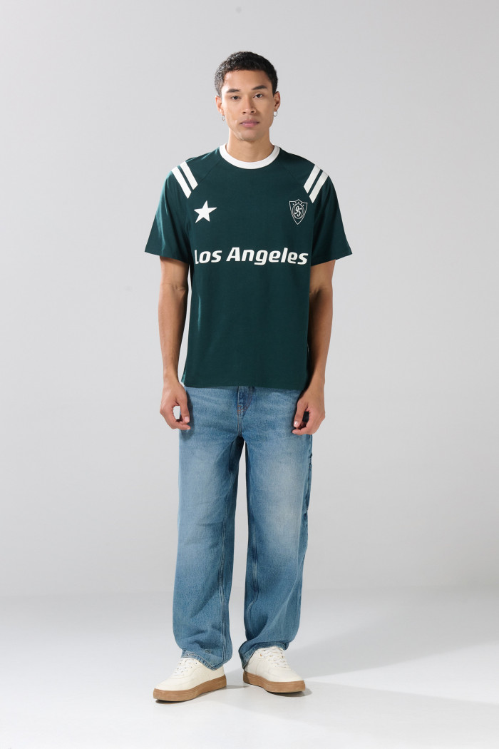 Camiseta verde oscura con manga ranglan y arte college