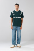 Camiseta verde oscura con manga ranglan y arte college
