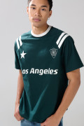 Camiseta verde oscura con manga ranglan y arte college