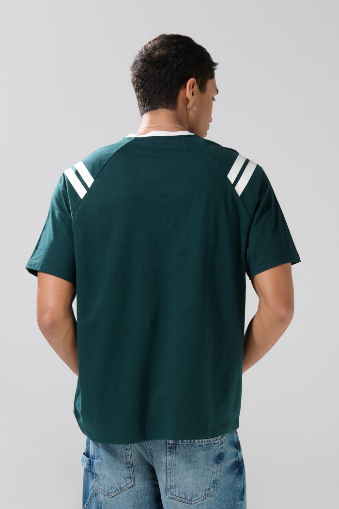 Camiseta verde oscura con manga ranglan y arte college