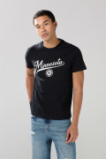Camiseta negra manga corta con texto college blanco