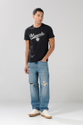 Camiseta negra manga corta con texto college blanco