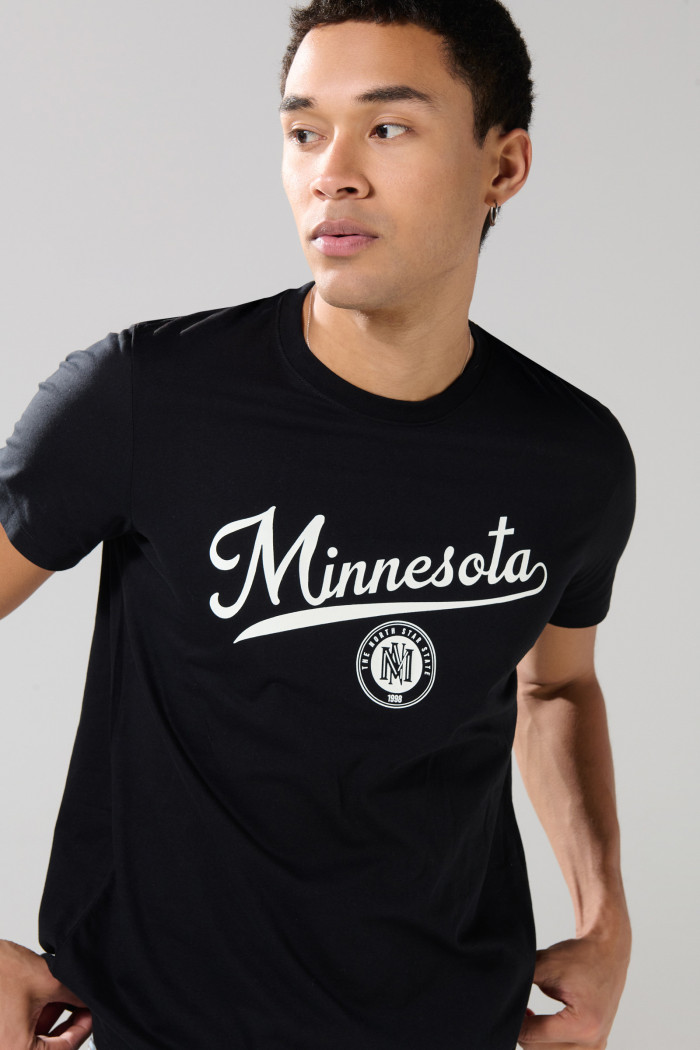 Camiseta negra manga corta con texto college blanco