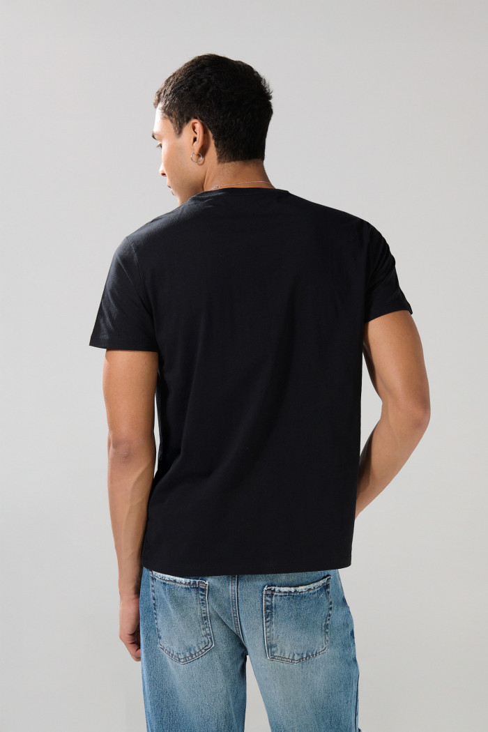 Camiseta negra manga corta con texto college blanco