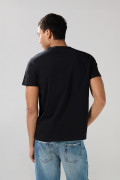 Camiseta negra manga corta con texto college blanco