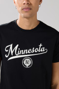 Camiseta negra manga corta con texto college blanco