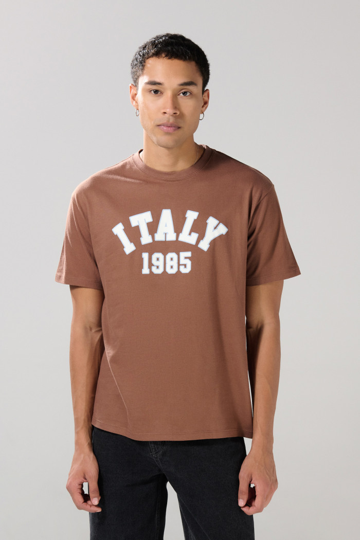 Camiseta manga corta café medio con diseño college