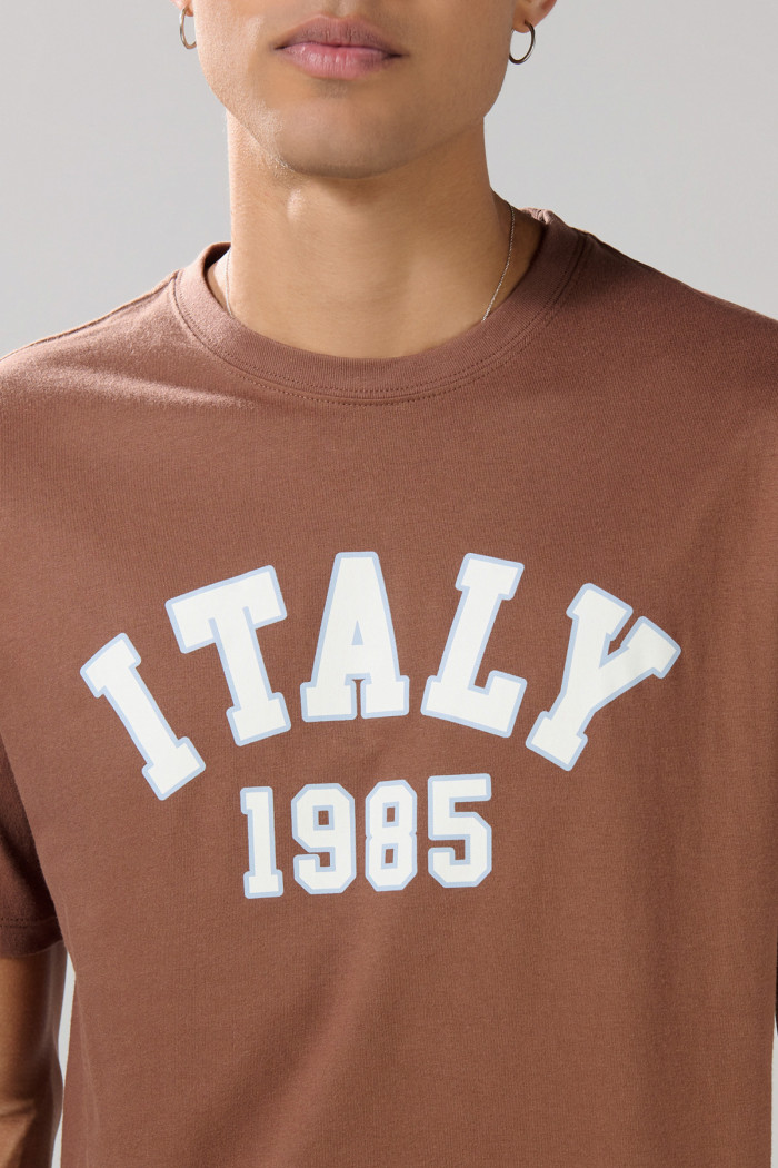 Camiseta manga corta café medio con diseño college
