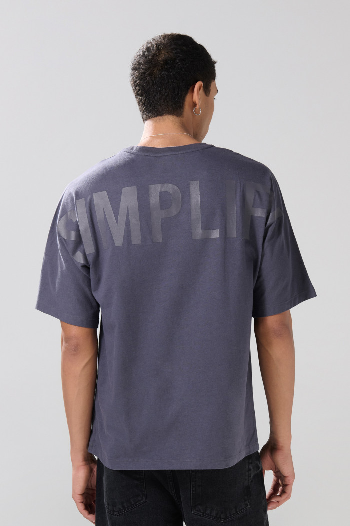 Camiseta oversize manga corta unicolor con diseño posterior