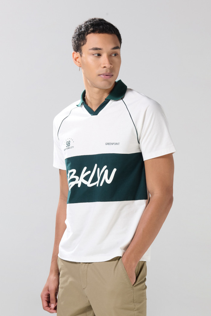 Camiseta cuello polo crema clara con diseño college
