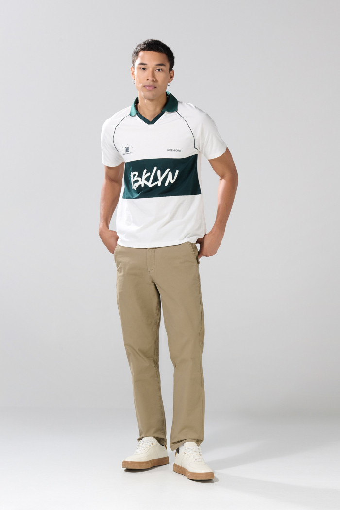 Camiseta cuello polo crema clara con diseño college