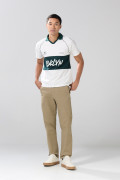 Camiseta cuello polo crema clara con diseño college