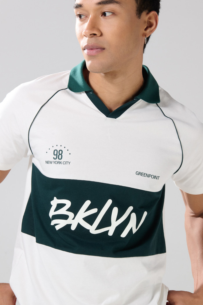 Camiseta cuello polo crema clara con diseño college