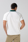 Camiseta cuello polo crema clara con diseño college
