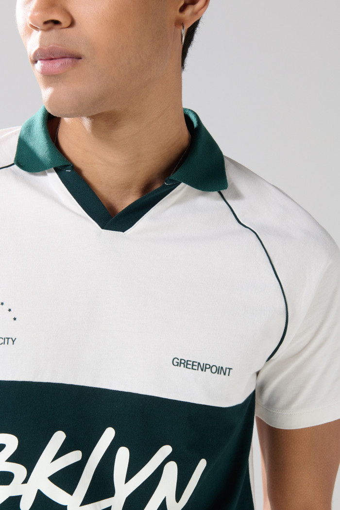 Camiseta cuello polo crema clara con diseño college