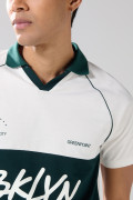 Camiseta cuello polo crema clara con diseño college