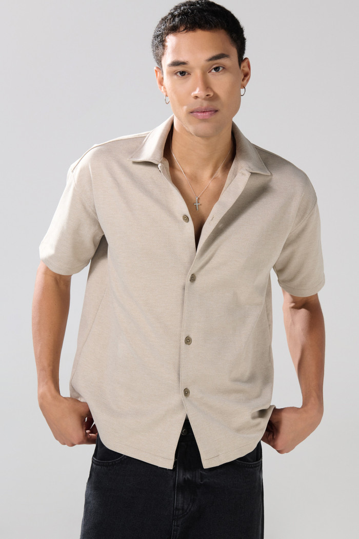 Camisa blanca con rayas, cuello resort y diseño college